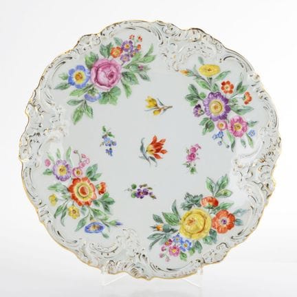 迈森，剑形印记，4道镂空，1934年后作品，盘面饰有花卉纹样，边缘及留白处采用罗凯尔式装饰，留白处浮