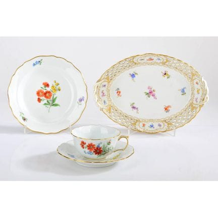 迈森，剑形标志，I级，新剪影款式，1套茶具，饰有“多彩花卉2”彩绘图案，金边（茶杯高约5厘米， 蛋糕