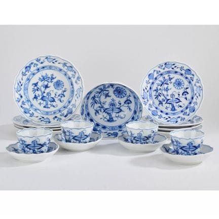 泰赫特（Teichert），迈森（Meißen），“新剪影”风格，釉下蓝鳞片纹装饰，共21件，其中包