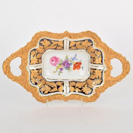 迈森，剑形标记，I级，1934年后， 高耸的弧形边缘饰有繁复的花卉和罗卡伊尔浮雕，窄边处雕有把手，局