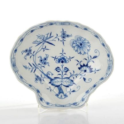 迈森，剑形标记，3道镂空，1948年后制作，呈贝壳状，外壁相应地呈浮雕状，施有釉下洋葱纹装饰，高约2