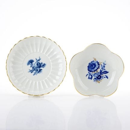 迈森，剑形标记，1件一级品，1件带4道镂空，1948年后，造型各异，釉下蓝彩花卉纹饰， 金边，包含：