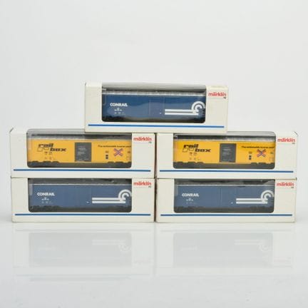 Märklin，H0轨距，3辆4776型Conrail封闭式货车和2辆4773型Railbox封闭式