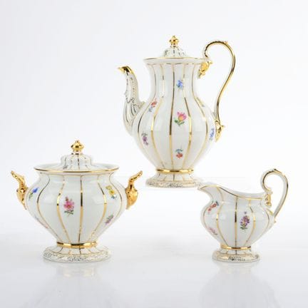 迈森，剑形标志，第一类，1948年后出品，所谓“X形”款式，底纹处饰有彩色散花彩绘，鎏金装饰，共3件