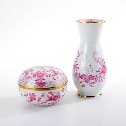 迈森，剑形标志，1件一级精选， 1处底部及侧面划痕，1948年后出品，紫色底釉，饰有印度风格彩绘、釉