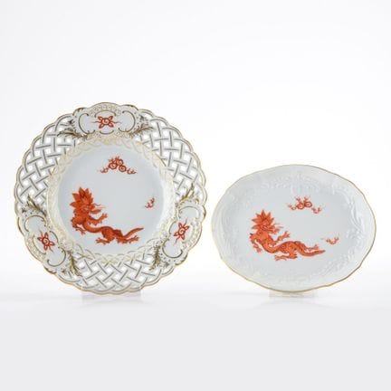 迈森，剑形标记，第一类，1948年后，均以红色绘制明式龙纹装饰， 1个盘子，边缘为镂空工艺，饰有罗卡