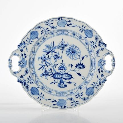 迈森，剑形标志，第一期，1948年后，新切口造型，圆形器身配以弧形边缘，罗卡伊式把手，釉下蓝彩洋葱纹