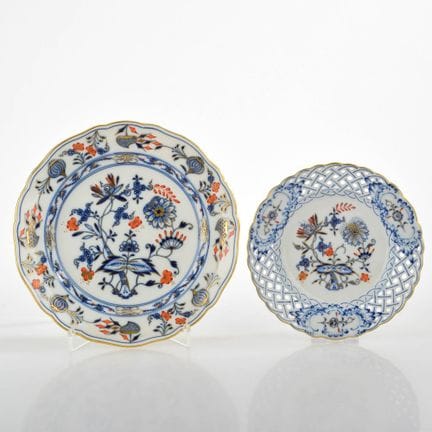 迈森，剑形标志，第一级，新型镂空造型，釉下蓝彩洋葱纹装饰，釉上红金彩饰， 1个蛋糕盘（直径约19.5