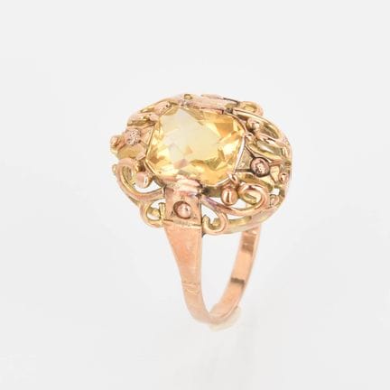 585黄金，八边形刻面戒指（黄水晶？），浅黄色宝石镶嵌于镂空戒头中，戒肩呈竖立状并带有双道凹槽，戒圈