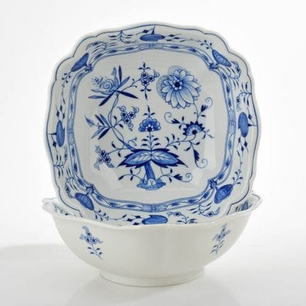 迈森，剑形标志，第一类，1948年后，新剪影造型，弧形边缘，釉下蓝彩洋葱纹装饰，高约27厘米