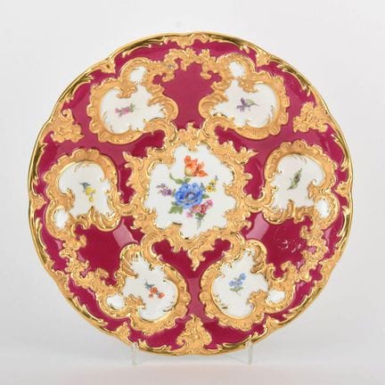 迈森，剑形标志， I级，1934年后，宽阔的贝壳形浮雕边饰，紫红色底面上饰有3个罗卡耶式花卉饰框，镜