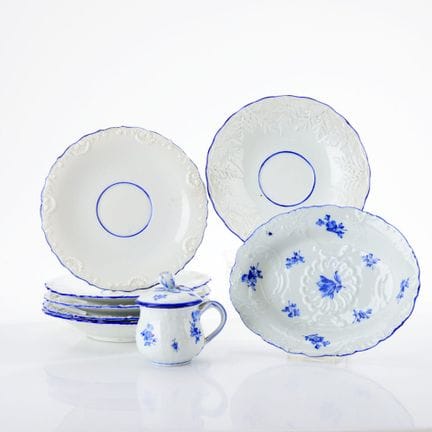 迈森，剑形印记，2处穿孔，造型与装饰各异，共计8件，其中包括：4个托盘，帝国风格，边缘饰有贝壳浮雕，