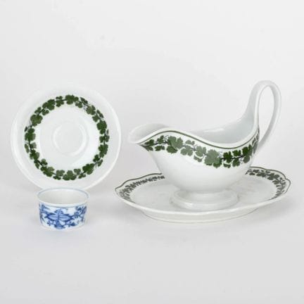 迈森瓷器，剑形印记，品质各异，造型与装饰各异，共计6件，其中包括：1个带底座的浇汁碗，高翘耳柄（长约