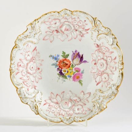 迈森，剑形标记，4道镂空，1948年后作品，盘面饰有花卉纹样，边缘及留白处采用罗凯尔纹样，其中浮雕一