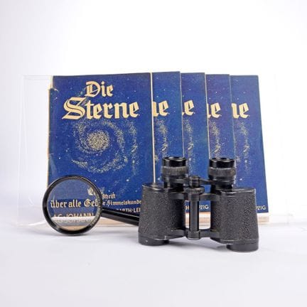制造商：卡尔·蔡司耶拿，包含：1 副 Deltrintem 8×30 双筒望远镜，机身经黑色处理，部