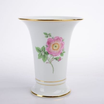 迈森，剑形标志，第一期，1948年后，带台阶状凹槽底座，器身向外大幅展开，正面和背面均饰有“多彩花卉