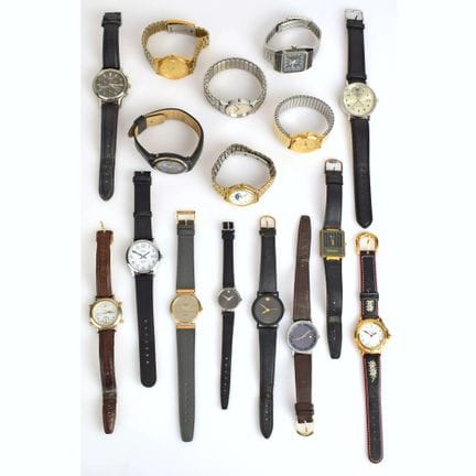 共计16只，其中11只男表、5只女表，品牌和款式各异，包括3只MOVADO、 3只天梭（TISSOT