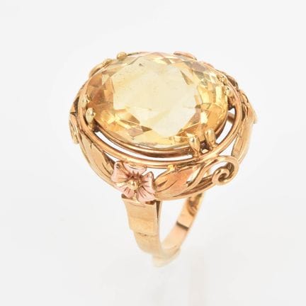 585黄金，椭圆形刻面宝石（黄水晶？）采用黄色卡通镶嵌，周围环绕着由叶片和2朵玫瑰金花朵组成的镂空花