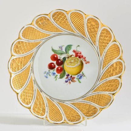 迈森，剑形标志，第一类，1934年后，呈弧形的浮雕装饰，交替呈现编织纹样与华夫格纹样，后者以哑光金彩