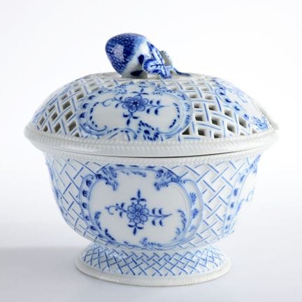 迈森，剑形标志，1条下划线，1934年后，椭圆形壶身饰有篮编纹样浮雕及罗卡伊式花卉饰带，镂空壶盖设有
