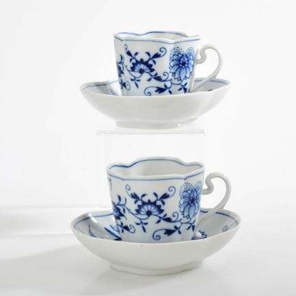 迈森，剑形标志，第一系列，1948年后，新剪影造型，釉下蓝彩洋葱纹装饰，杯身及杯托均为四叶形，均配有
