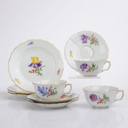 迈森，剑形标志，双穿孔，1948年后出品，新剪影造型，饰有“多彩花卉2”彩绘图案，金边，杯高约5厘米