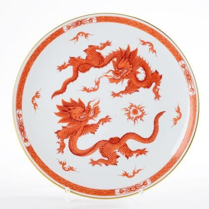 迈森，剑形标记，4处镂空，1948年后作品，平底凹形，铁红彩绘，饰有明式龙纹，金边，带壁挂装置，直径