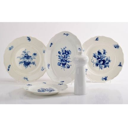 迈森，剑形标志， I. Wahl系列，3只盘子和1只椭圆形碗，蓝花纹样，新剪影造型，釉下蓝彩绘有蓝花