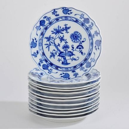 泰希特（Teichert），迈森（Meißen），新式切口风格，施釉下蓝彩洋葱纹装饰，边缘有2处修补