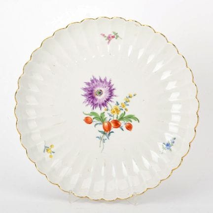 迈森，剑形印记，4处穿孔，1934年后作品，圆形碗，碗缘呈肋状贝壳纹，饰有“多彩花卉3”图案的彩绘，