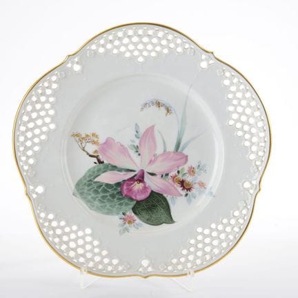 迈森，剑形标记，1个下划线，1948年后，大开窗造型，镂空边缘饰有花卉浮雕，器面彩绘“异域水生植物”