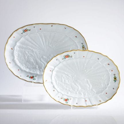 迈森，剑形标记，I级，2000年后出品，出自“天鹅图案”餐具系列，盘面中央饰有两只天鹅和两只鹤的浅浮