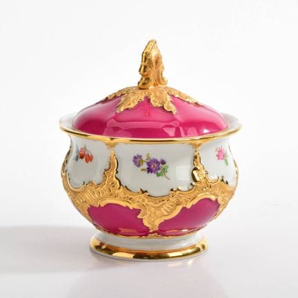迈森，剑形标志， I. 系列，1948年后，所谓“B型”，饰有罗凯尔浮雕，碗身呈弧形，底色为紫红色，