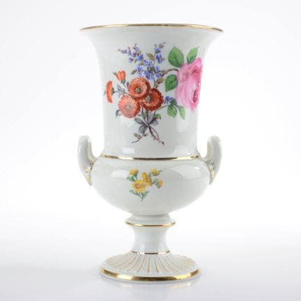迈森，剑形标志，双穿孔，1934年后作品，钟形杯身置于带肋圆底座上，低位提手，正面和背面饰有色彩浓烈
