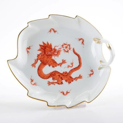 迈森，剑形标志，第一选款，1948年后，新剪影造型，叶形多锯齿杯身，带枝形杯柄，红色釉面饰有明式龙纹