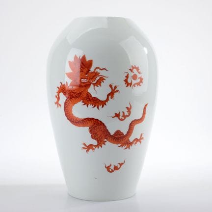 迈森，剑形标志，I类，瓶身向肩部逐渐膨大，瓶口边缘呈扁平状，正面以铁红彩绘明式龙纹，高约27.5厘米