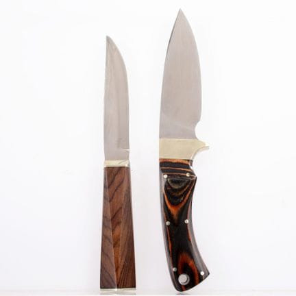1 x 制造商 Helle Bard，配有现代风格的木质握柄、皮制刀鞘，带刀鞘总长约 22.5 厘米