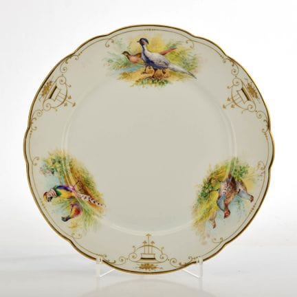 柏林皇家瓷器制造厂（KPM）（釉下蓝色的权杖标志）， 一级品，波浪形边缘，从盘心向盘缘渐变延伸出三处
