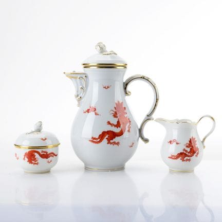 迈森，剑形标记，双穿孔，1948年后制作，采用“新切口”造型，铁红彩绘，饰有明式龙纹，金边及金饰，壶