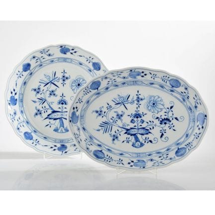 迈森，剑形标志，一级品，1948年后生产，采用“新切口”造型，施釉下蓝彩洋葱纹装饰，含1个椭圆形盘（