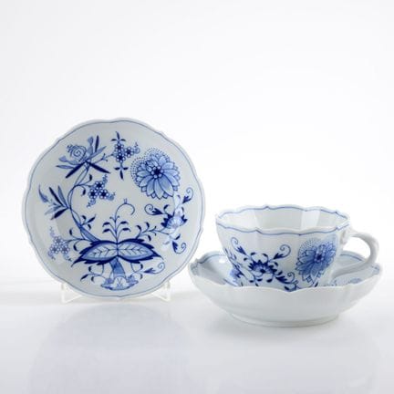 迈森，剑形标志，第一类，1948年后，新剪影造型，施釉蓝底洋葱纹装饰，杯口直径约12厘米，碟口直径约