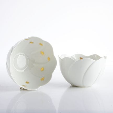 迈森，剑形印记，第一批，1948年后，杯壁呈肋状并略带滚花纹饰，内壁饰有各种金色星形图案，杯壁非常薄