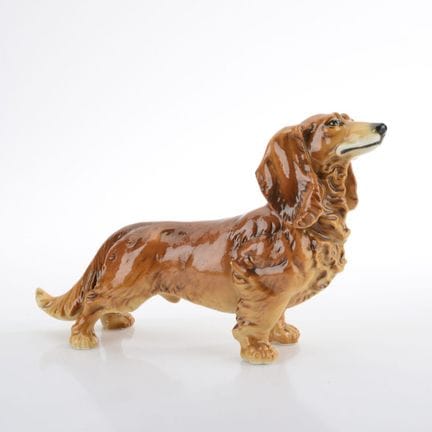 卡尔·恩斯（Karl Ens）瓷器厂，福尔克施泰特（Volkstedt）出品，独立式长毛腊肠犬造型，
