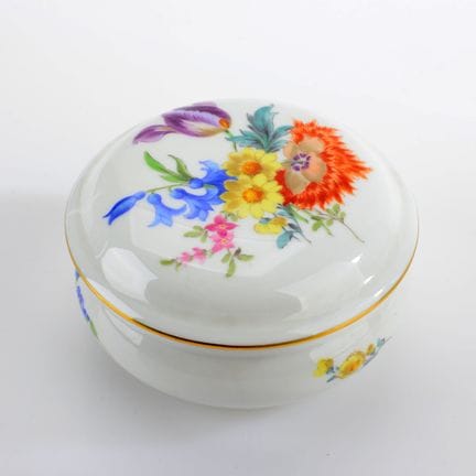 迈森，剑形标志，第一系列，1948年后，瓶身呈弧形，边缘内收，盖子略微拱起，彩绘花卉图案，金边，直径