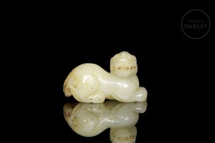 Figur aus elfenbeinfarbener Jade mit homogener Tex