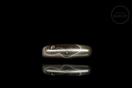 An elongated cylindrical-fusiform bead (千年古珠), pol