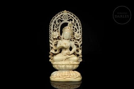 Aus weißer Jade geschnitzte Skulptur mit natürlich