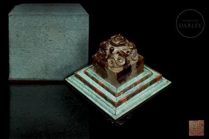 In rotbrauner Jade geschnitztes Siegel mit ockerfa