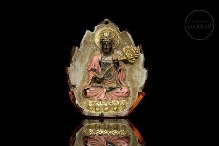Amulett mit geschwungener Silhouette und gezackten