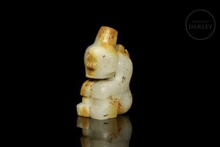 Aus weißer Jade geschnitzte Figur mit warmen Patin